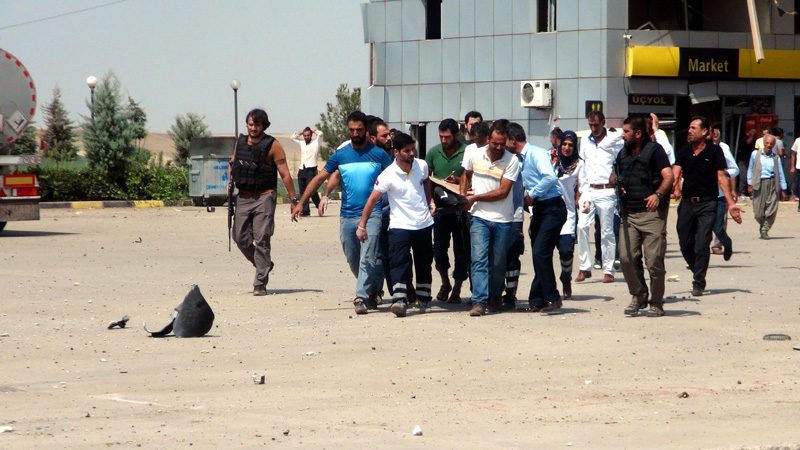FOTO:İHA - Yaralılar binada görevli polisler ve o esnada orada bulanan vatandaşlar tarafından ambulanslara taşındı.