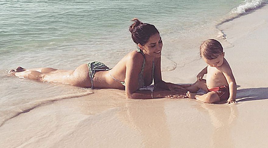 Bikinili anne Yolanthe