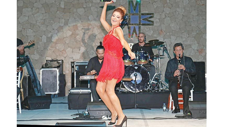 Gülben’den göbek şov