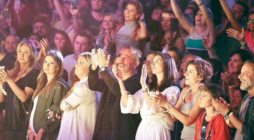 Ebru’yla değil Ahu’yla konserde