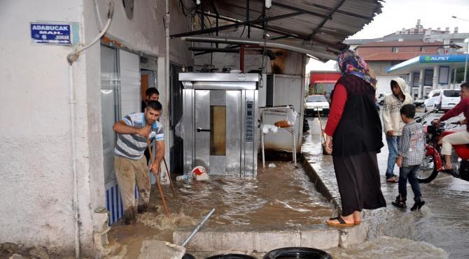 Hatay'da aşırı yağış ev ve işyerlerini sular altında bıraktı