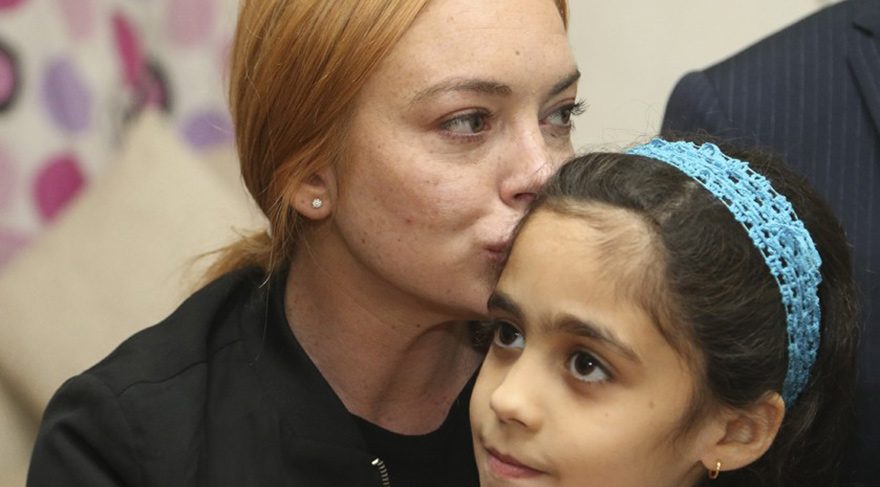 Lindsay Lohan, Sultanbeyli’de Suriyeli aileyi ziyaret etti