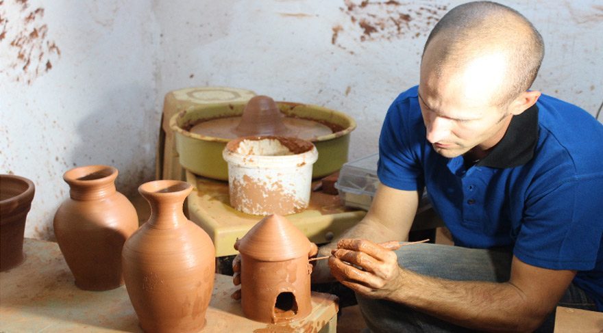 İzmir’e yerleşen Amerikalı Joel’den çömlek sanatı