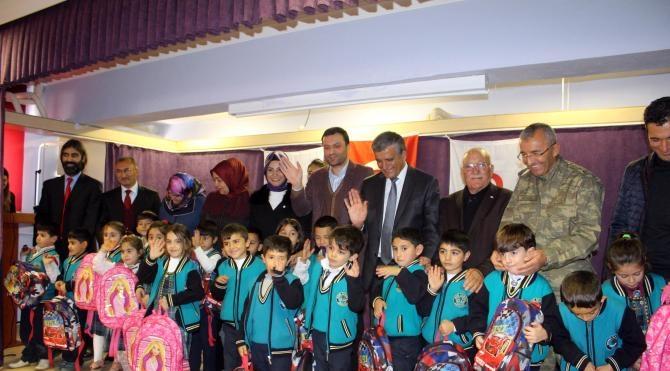 Başbakan Binali Yıldırım'ın kardeşi ve kızı, Ardahan'da Kızılay'ın kırtasıye yardımını dağıttı