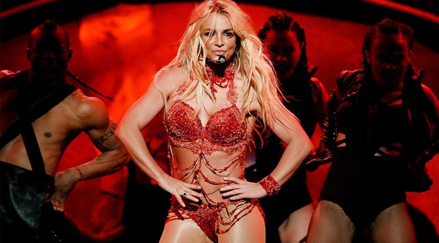Britney Spears konserde kıyafetinin azizliğine uğradı