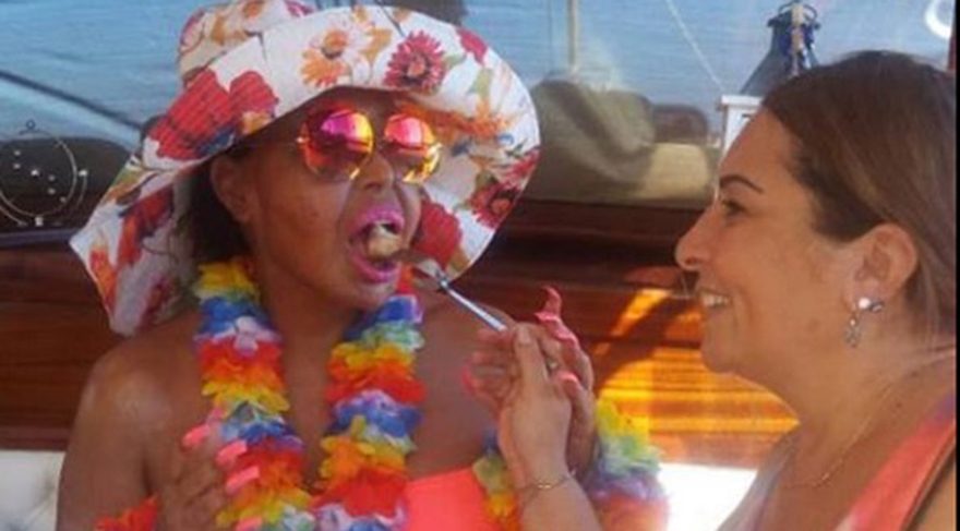 Bülent Ersoy Bodrum’da tatil yaptı sevgilisinin annesi yakından ilgilendi