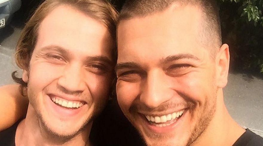 Aras Bulut İynemli ve Çağatay Ulusoy selfie paylaştı