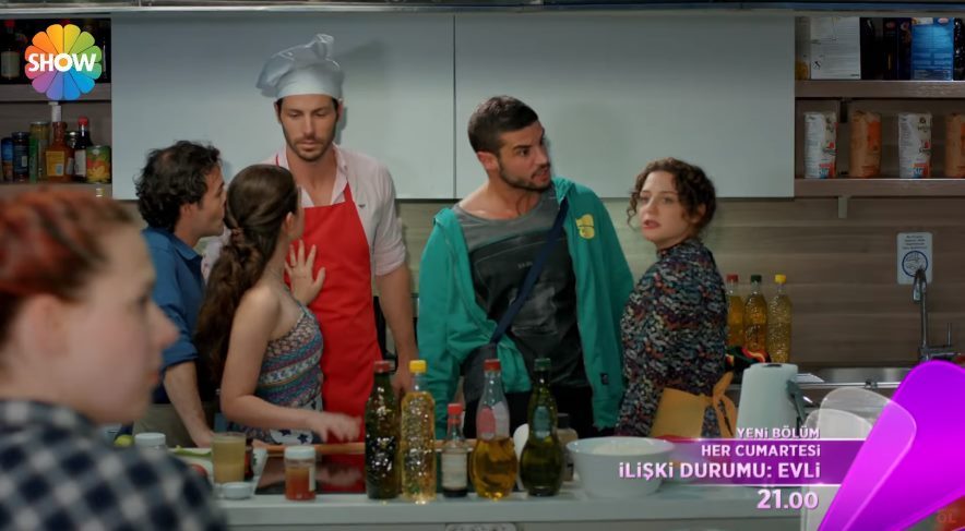İlişki Durumu Evli 3. yeni bölümü izle : Can’dan Ayşegül’e baskın!