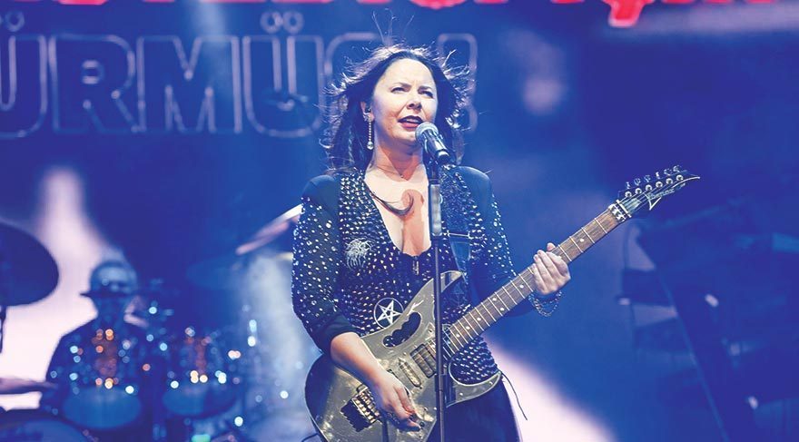 Yağmurlu gecede muhteşem konser