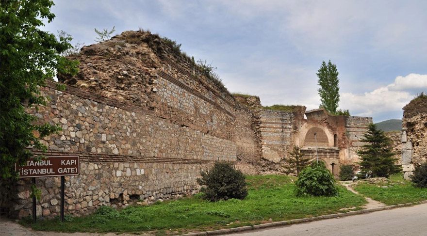 İznik surları gün yüzüne çıkıyor