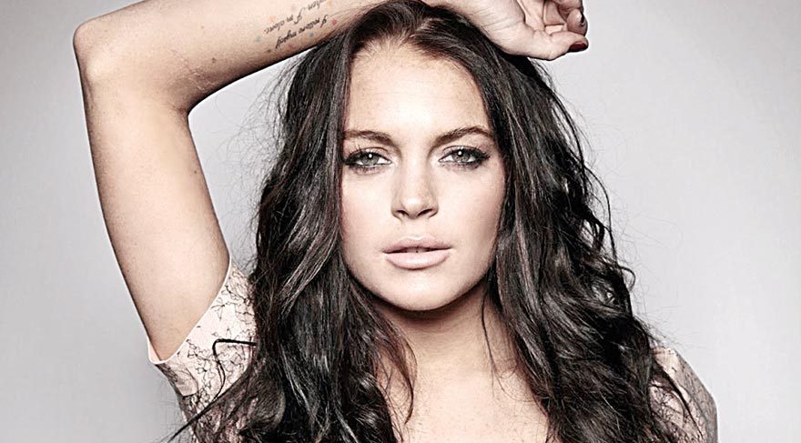 Lindsay Lohan’dan omuzları açık selfie