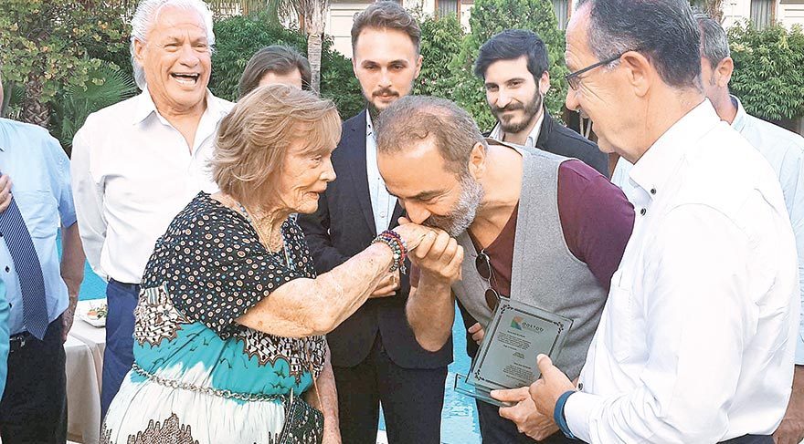Eli öpülecek kadın June
