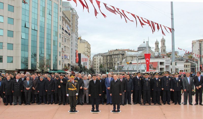 FOTO:İHA- 29 Ekim Cumhuriyet Bayramı öncesi Taksim'deki Cumhuriyet Anıtı'na çelenk bırakıldı. 