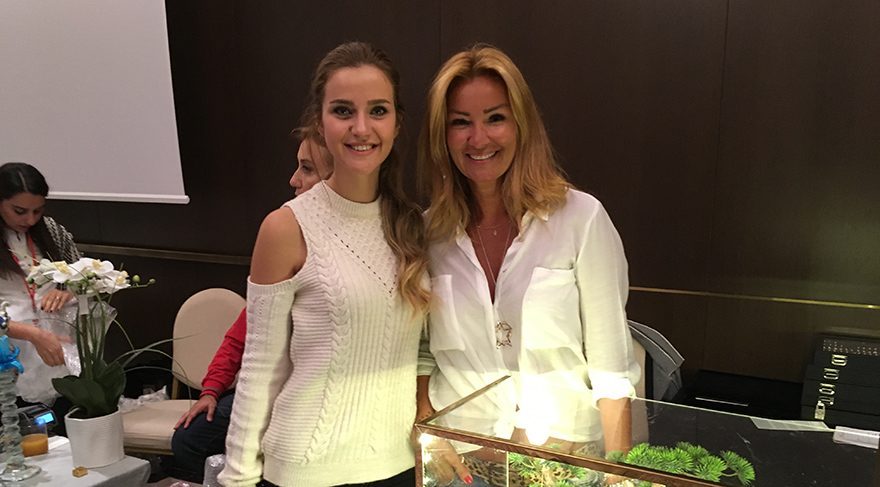 İrem Helvacıoğlu, Pınar Altuğ’un standına uğradı