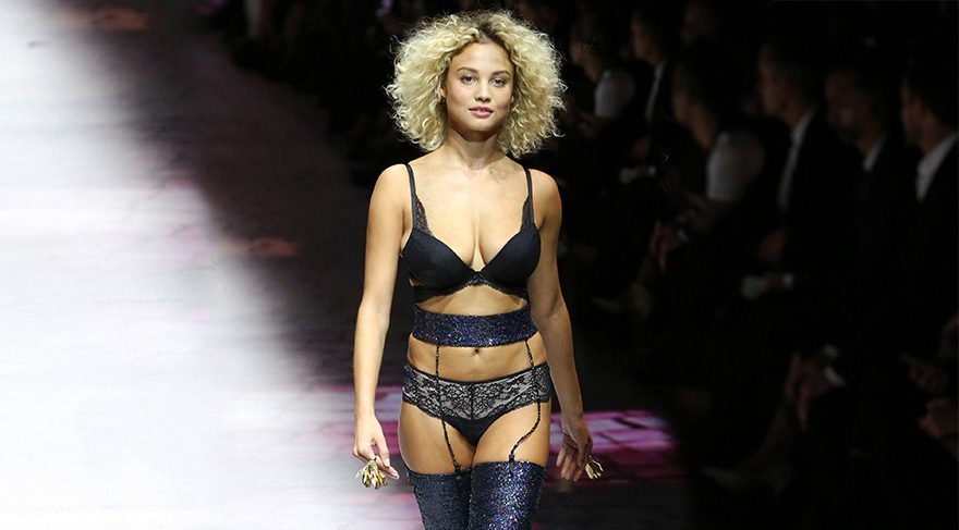 Fenerbahçe’li Van der Wiel’in Sevgilisi Rose Bertram, Paris Moda Haftası’nda