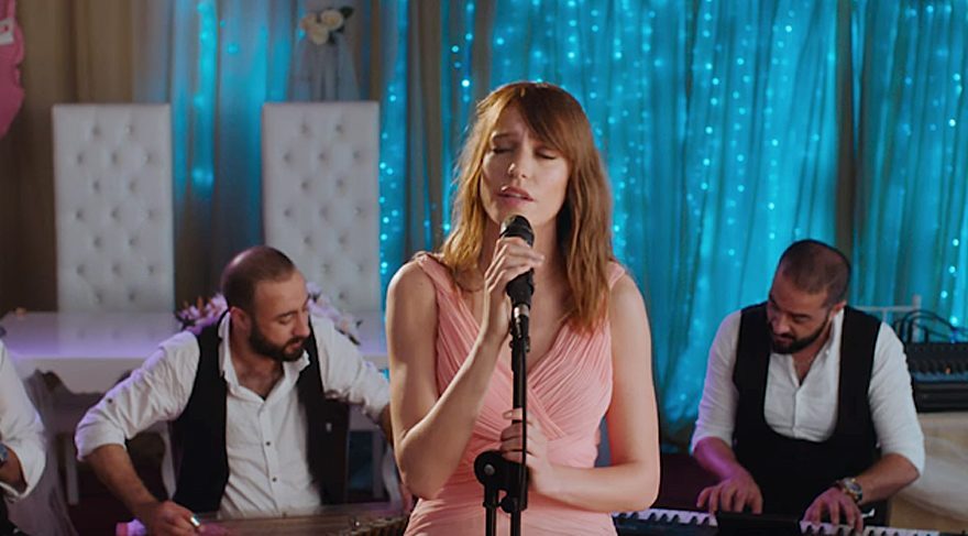 Vazgeçtim şarkısını bir de Serenay Sarıkaya’dan dinleyin