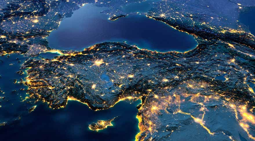 Güneş ise bu sene 11. evde yer almaktadır. Güneş'in genel olarak amaç duygusunu, hedeflenen konular, harekete geçilmesi planlanan noktalar gibi düşünebiliriz. 11. ev ise ülkenin müttefikleri, yasama organları, meclis, partiler, sivil toplum kuruluşları, borsa, ulusal hazine, ülkenin amaçları ve hedefleri demektir. Güneş'in 11. ev olan Bona Fortune, yani iyi şans evinde olması harika! Ülkenin bu sene hedef ve amaçlarına ulaşacağına işaret etmektedir. Özellikle bu hedef ve amaçların daha ekonomik anlamda olacağına işaret ediyor.
