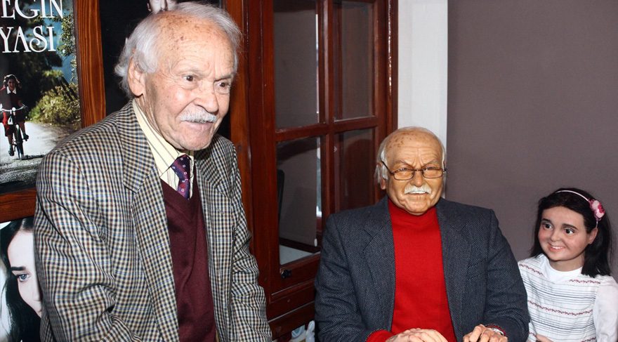 Muzaffer İzgü, balmumu heykeliyle fotoğraf çektirdi