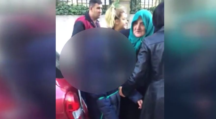 Çocuğunu arabayla sürükledi… Tek çözüm bu muydu?