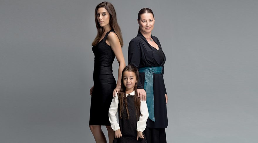 Cansu Dere ve Vahide Perçin’in başrollerinde oynadığı Anne dizisinin setinde kavga çıktı