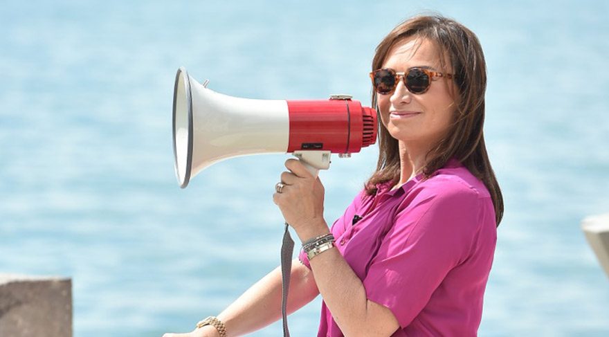 Demet Akbağ, yedek programlarla devam ediyor…