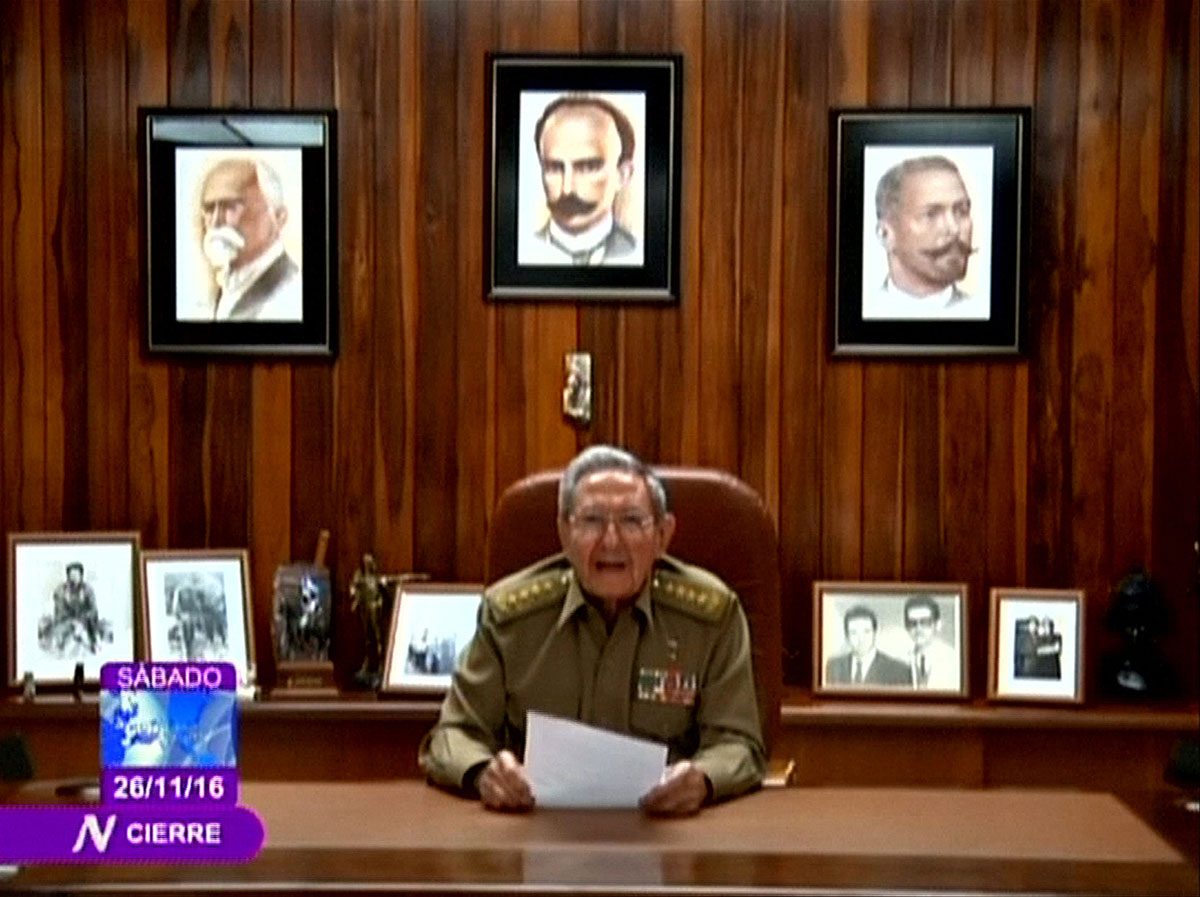 Raul Castro kameraların karşısına geçti ve abisinin ölüm haberini verdi.