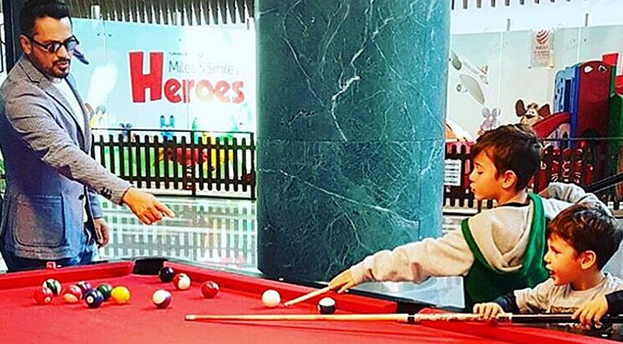Emre Altuğ ve çocukları tatile çıktı