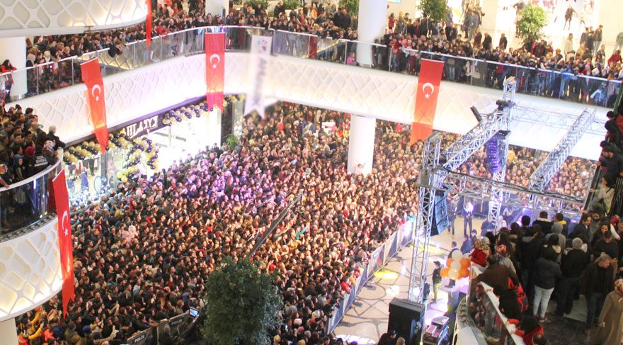Gülşen konserini izlemeye gelen kalabalık AVM’yi doldurdu