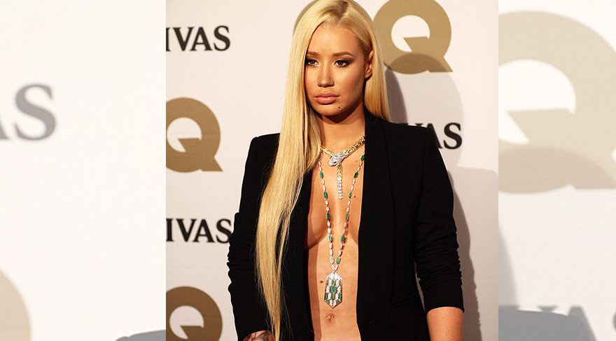Iggy Azalea dekoltesiyle geceye damgasını vurdu