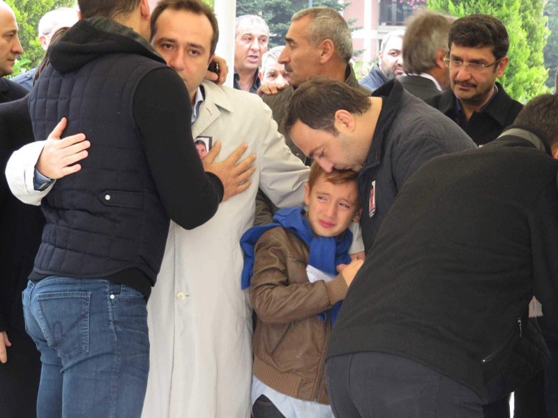 FOTO:DHA - Ağar'ın torunu annesinin cezane töreninde gözyaşlarına boğuldu.