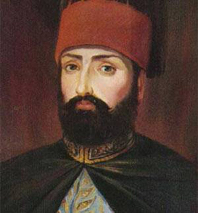 I. MAHMUD:</br> Birden fazla mesleği vardır. Kantaşı üzerine mühür kazırdı. Abanoz ve fildişinden hilâller (kürdanlar) yapardı. “Hilâl”i merak edenlere anlatayım. Hilâl, kemik ve şimşir gibi sert ağaçlardan yapılan, kulak ve diş temizliğinde kullanılan, ucu sivri, arka tarafı kaşık gibi enli bir alettir. I. Mahmud bu hilâllerden yapardı. Mücevher işlerdi. Oymacılıkla da ilgilenirdi. Çok yönlü bir padişah olan I. Mahmud, bütün bu yaptıklarını pazarda sattırır, parasıyla ihtiyaçlarını giderir, sadaka verirdi. Aynı zamanda şairdi.