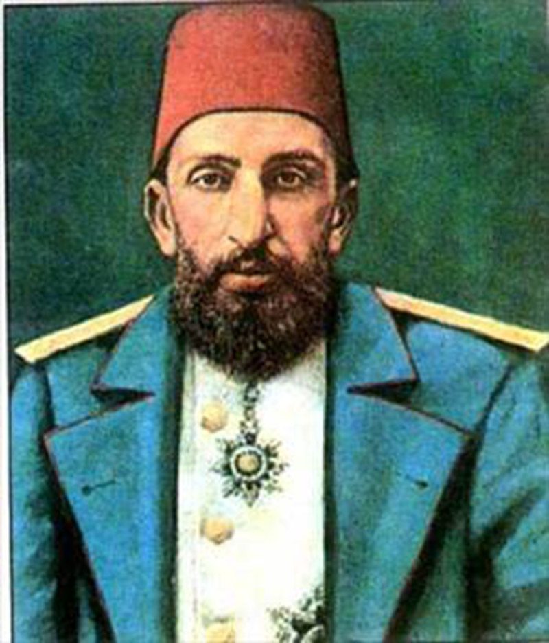 II. ABDÜLHAMİD </br>Marangozluk konusunda yeteneği olan II. Abdülhamid, bu konuda çok ciddi bir tasarımcıdır. İnce tarzı ve tasarımlarıyla Amerika'da açılan sergide marangozluk ve doğramacılık alanında birincilik almıştır.