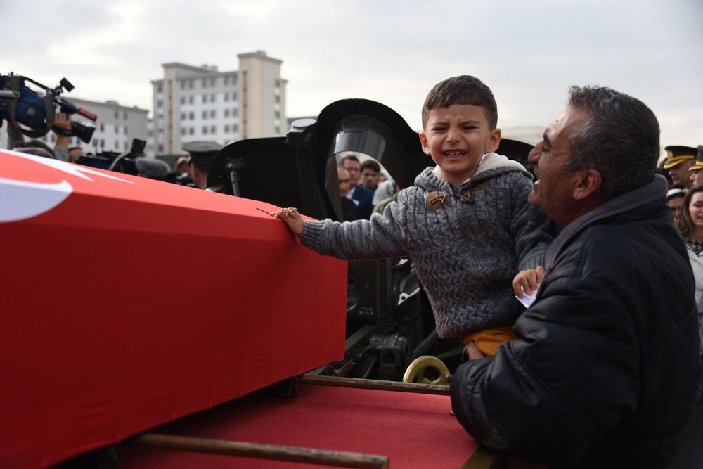 FOTO:SÖZCÜ/Yavuz ALATAN - Şehidin 3 yaşındaki oğlu babasının tabutu başında gözyaşı döktü.