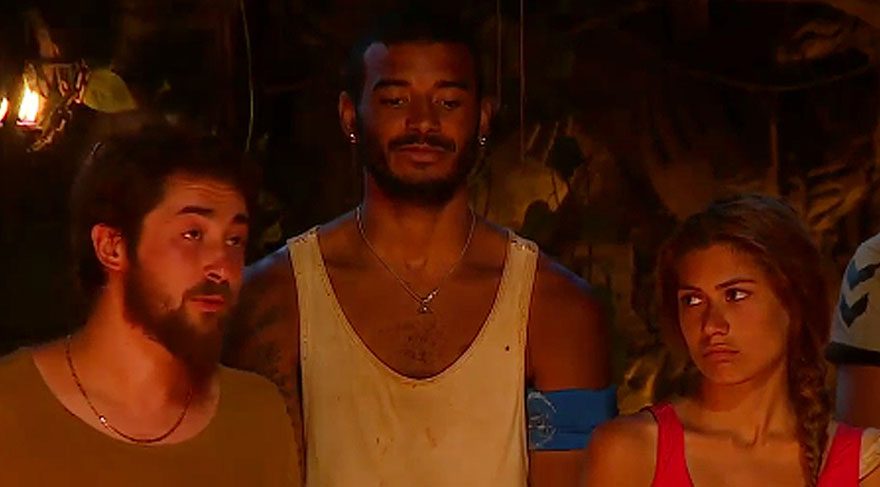 Survivor yarışmacısı Efecan, sevgilisine evlenme teklifi etti