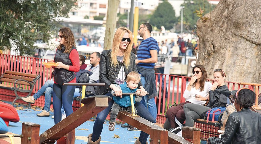 İkizleriyle parkta eğlendi