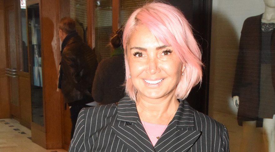 Yonca Evcimik pembe saçlarıyla dikkat çekti