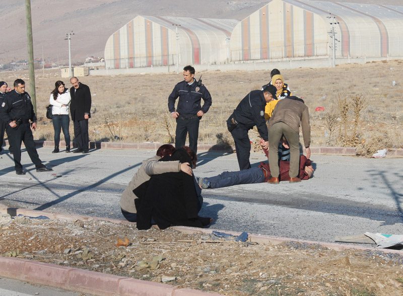 FOTO:İHA - Kaza yerinde çocuklarının ayakkabısı bulan anne ve baba sinir krizi geçirdi.