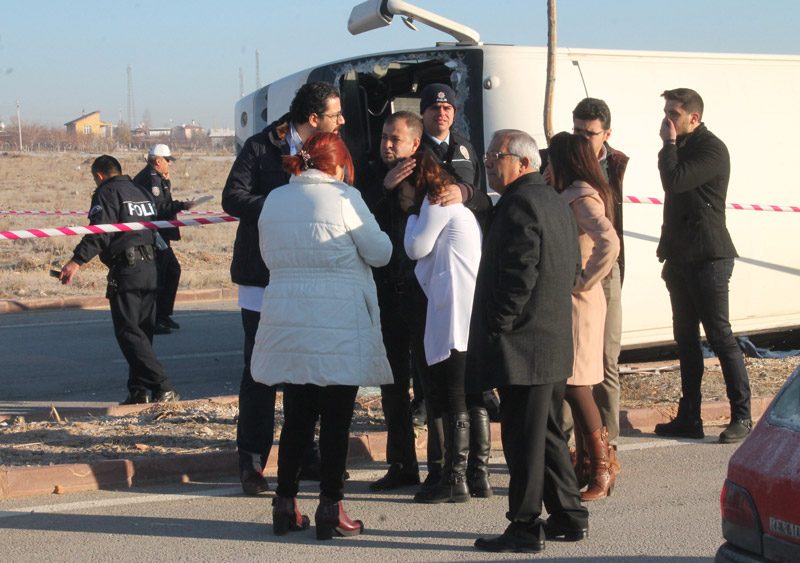 FOTO:İHA - Olay yerine gelen öğretmenler de uzun süre gözyaşı döktü.