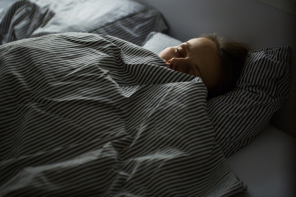 Ceviz: Doğal melatonin kaynağı olan ceviz yine uyku için size yardımcı olabilir. Akşam yemeğinden sonra 1 çay bardağı kadar yemek yeterlidir.