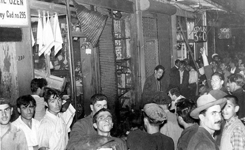 6 - 7 Eylül 1955 </br>Selânik'te Atatürk'ün doğduğu evin saldırıya uğradığı söylentisiyle İstanbul'da özellikle Rum vatandaşların mülklerine yönelik düzenlenen yağma sırasında...</br>Karaköy, Necatibey Caddesi.
