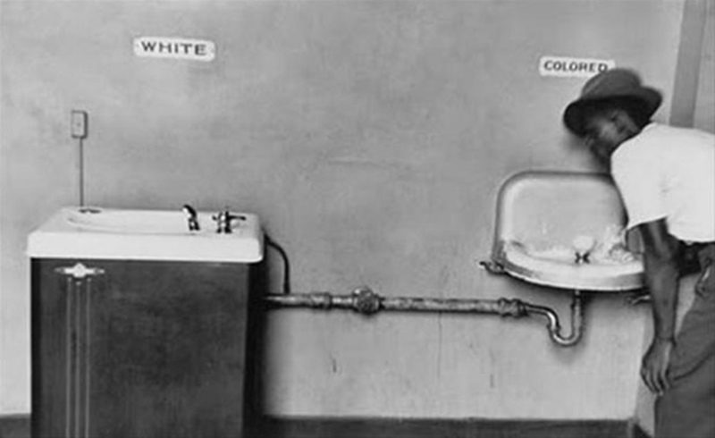 Amerika'da 1960 ve 50'li yıllardaki insan hakları hareketinden önce beyazlar ve siyahlar arasında ayrımcılık ve ırkçılık yıllarıydı.Beyazların ve siyahların aynı yerden su içemeyeceğini gösteren bu fotoğraf 1950 yılında...</br>