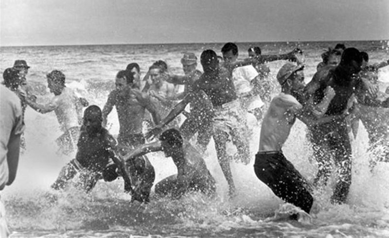 Haziran 1964</br> Denizde yüzmek isteyen siyahi gençlere müdahale.