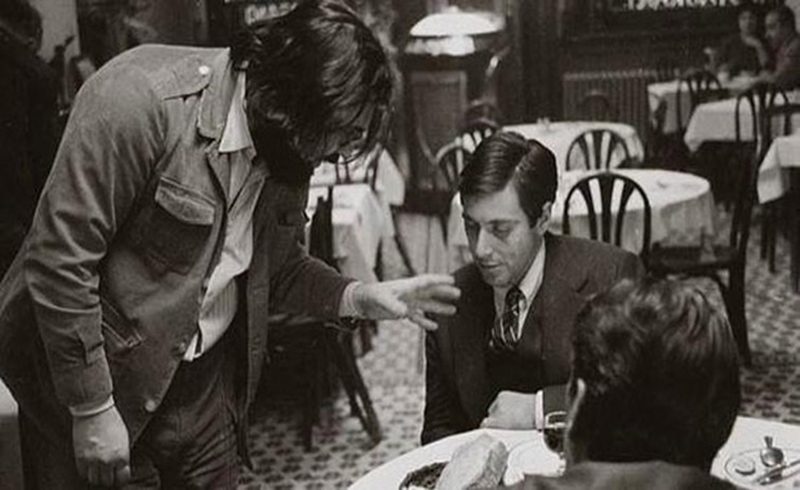 The Godfather´ın yönetmeni Francis Ford Coppola, filmin çekimleri esnasında Al Pacino´ya direktif verirken... </br>1972