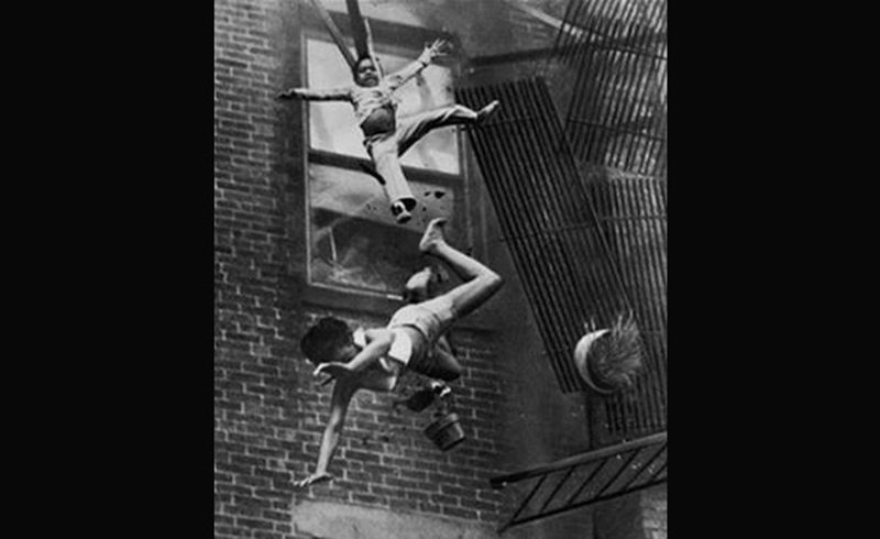 1975 yılındaki Boston yangınında itfaiyeci Bob O'Neil yangından kaçıp çatıya sığınan iki çocuğa yardım etmek için apartmanın çatısına çıkmış fakat iki çocuk yere düşmüş ve biri ölmüştü.