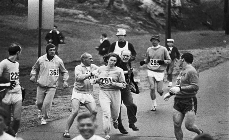 1967 </br>Yarış başkanı Jock Semple, o yıllarda yalnızca erkeklerin katılımına açık olan Boston maratonuna katılan Kathy Switzer’ı pistten uzaklaştırmaya çalışıyor.
