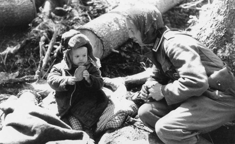 1942 </br>Bir Alman asker, öksüz bir Rus çocuğa ekmek veriyor.