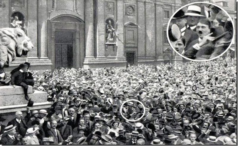 1914 </br>Genç Adolf Hitler, I. Dünya Savaşı’nın bitişini kutlayan kalabalığın içinde...
