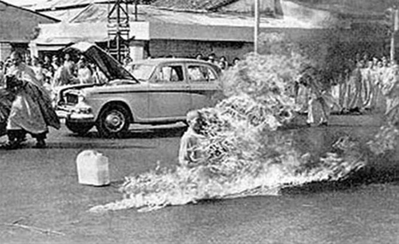 1963 yılında Vietnam'da çekilen bu fotoğrafta Budist keşiş Katoliklerin Budistler üzerindeki baskısına karşın kendini yakarak feda ediyor.