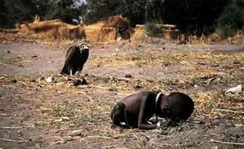 90'lardan önce Sudan'da yaşanan kıtlık esnasından çekilen akbaba ve bebek fotoğrafı Kevin Carter tarafından çekilmiş ve Pritzer ödülünü almıştı. Carter daha sonra depresyona girmiş ve intihar etmişti.