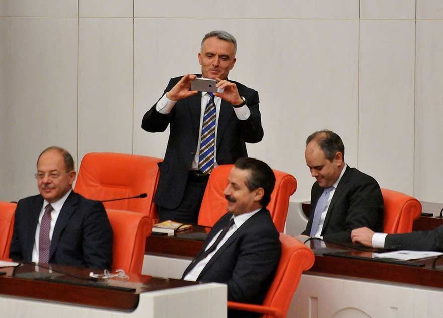 TBMM Genel Kurulunda, Türkiye Cumhuriyeti Anayasası'nda Değişiklik Yapılması Hakkında Kanun Teklifi üzerinde görüşmeler başladı. Maliye Bakanı Naci Ağbal Bakanlar Kurulu sıralarındaki Bakanların cep telefonu ile hatıra fotoğrafını çekti. Fotoğraf: Zekeriya ALBAYRAK / SÖZCÜ